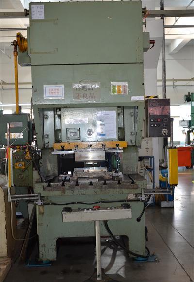 6、80T順?biāo)蜎_壓機(jī).JPG